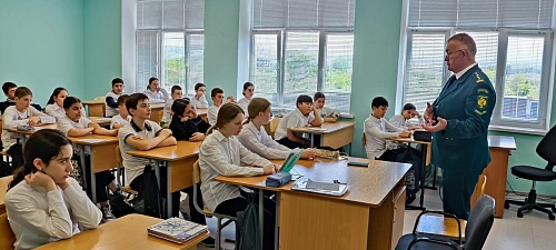 Сотрудники Росприроднадзора провели урок экологии для учащихся гимназии г. Черкесск