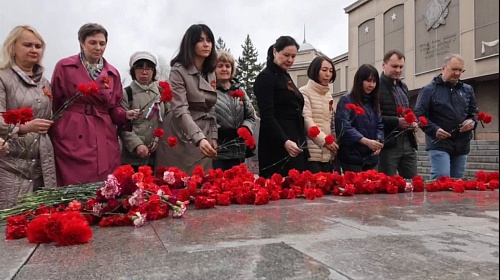 Сотрудники Енисейского управления Росприроднадзора возложили цветы к Мемориалу Победы