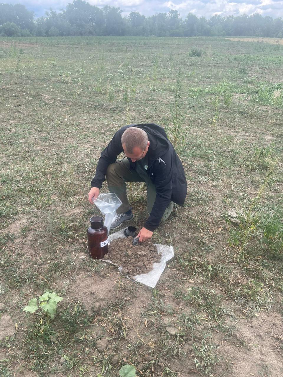 В Волгоградской области инспекторы Росприроднадзора принимают меры по факту захламления почвы донным грунтом в результате расчистки  р. Медведица в Кумылженском районе Волгоградской области