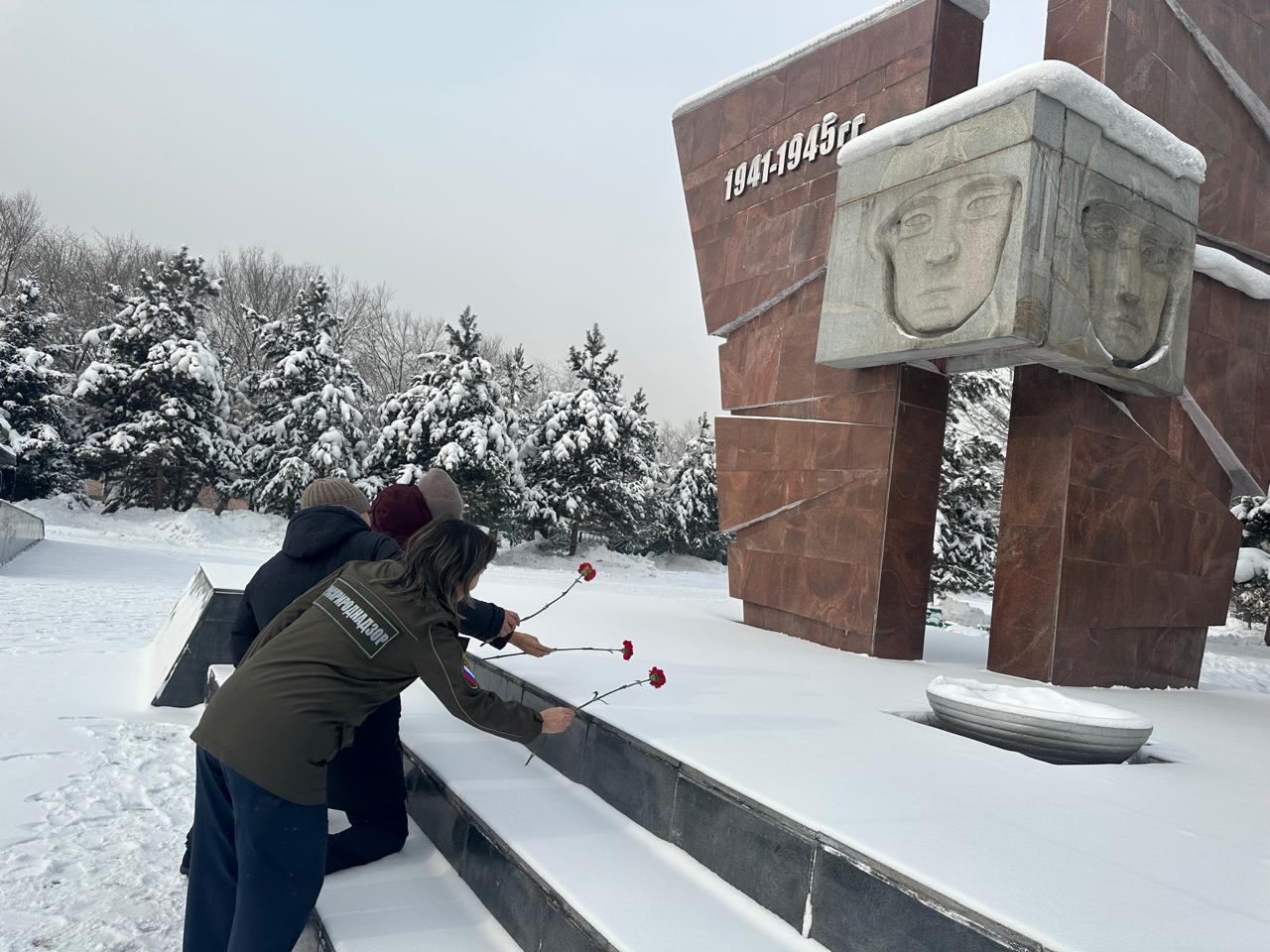 Сотрудники Росприроднадзора возложили цветы к Вечному огню мемориального комплекса в г. Кызыле