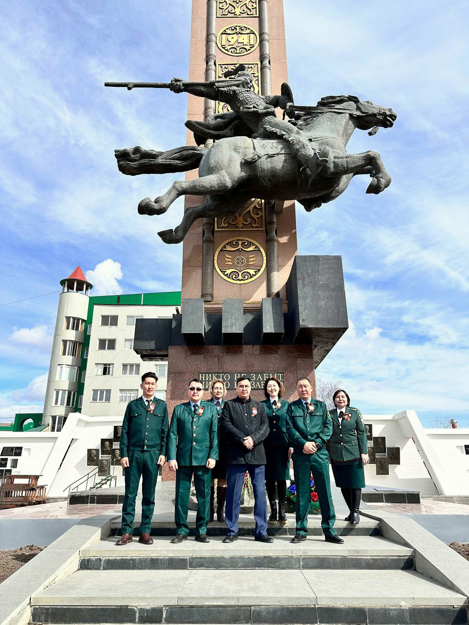 Сотрудники Управления Росприроднадзора по Республике Саха (Якутия) возложили цветы к Вечному огню в честь воинов, погибших во время Великой Отечественной Войны