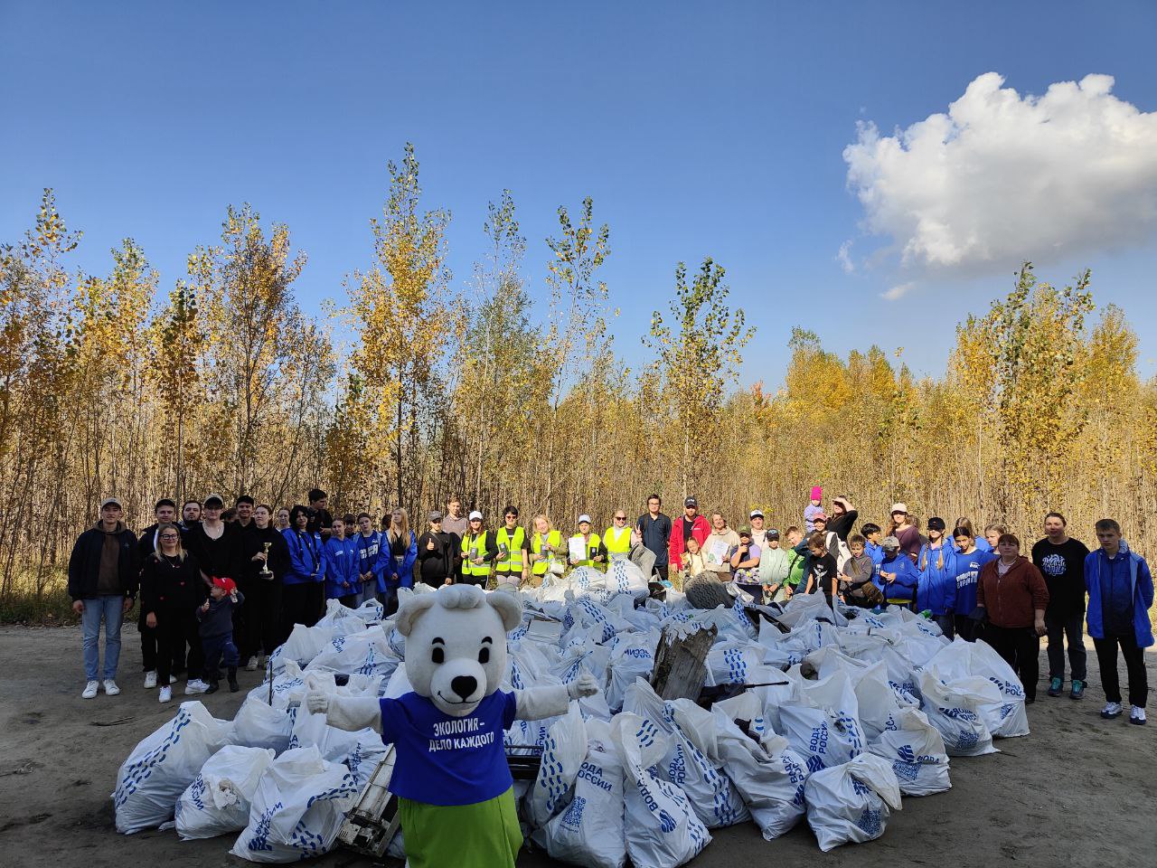 Символ международной премии «Экология – дело каждого» белый мишка Экоумка провел экологические выходные в Новосибирске