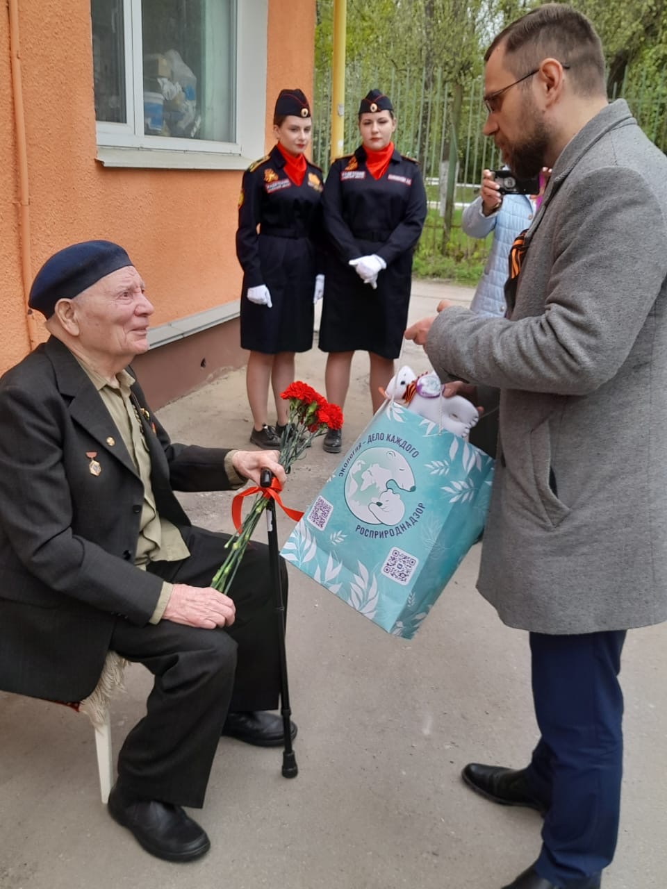 В Туле прошло торжественное поздравление ветеранов Великой Отечественной войны сотрудниками Приокского управления Росприроднадзора