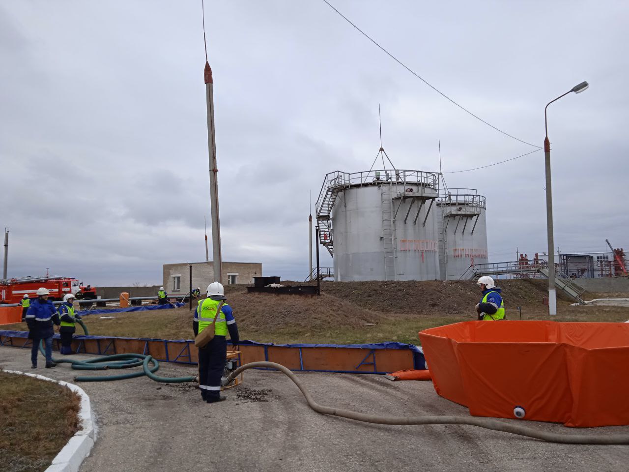 Сотрудники Росприроднадзора приняли участие в комплексных учениях филиала «Экотехнопарк «Михайловский» - ФЭО по локализации и ликвидации разлива нефтепродуктов