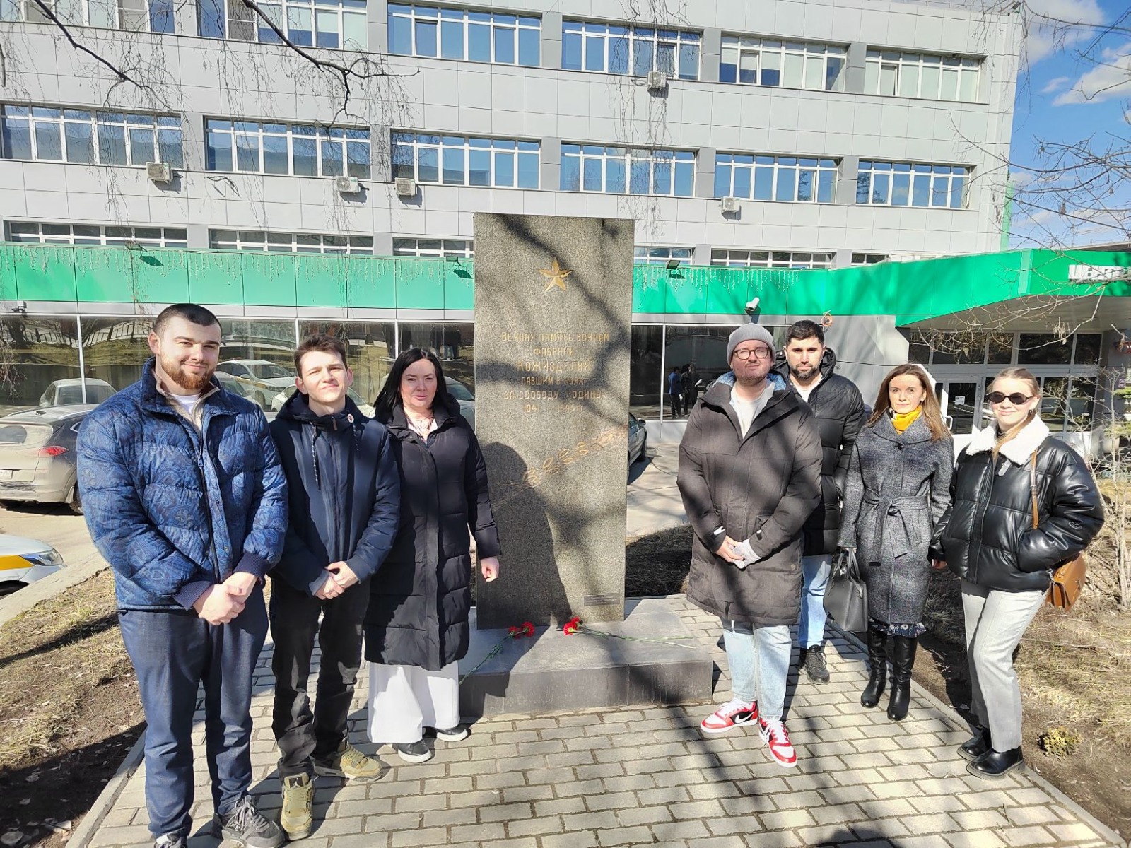 Сотрудники Управления Росприроднадзора по г. Москве и Калужской области провели уборку памятника воинам Великой Отечественной войны