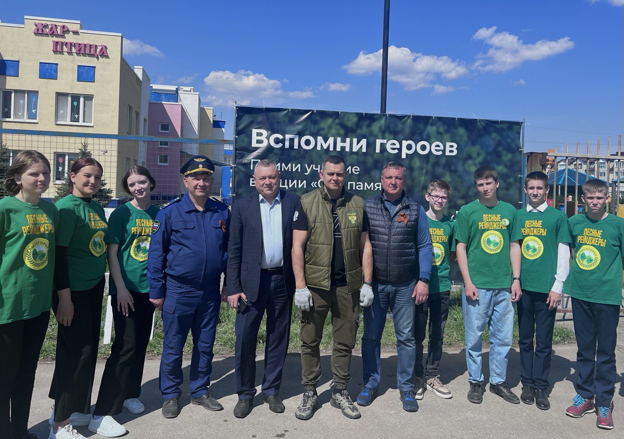 В Саратове сотрудники Росприроднадзора и призеры премии «Экология – дело каждого» приняли участие в акции «Сад памяти»