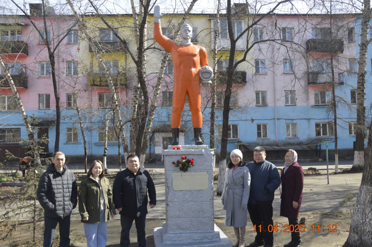 Сотрудники Росприроднадзора возложили цветы к памятнику Космонавта в г. Кызыле