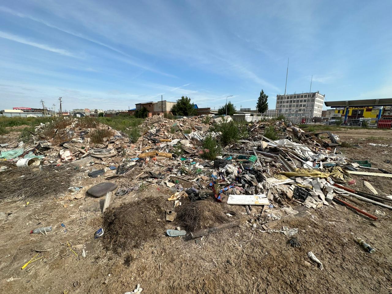В Астрахани инспекторы Росприроднадзора выявили факт неисполнения Администрацией обязанности по ликвидации несанкционированной свалки строительных отходов