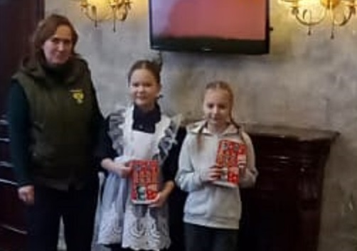 В Хабаровском крае сотрудники Росприроднадзора вручили подарки участникам Всероссийской акции «Новогодняя экоигрушка»