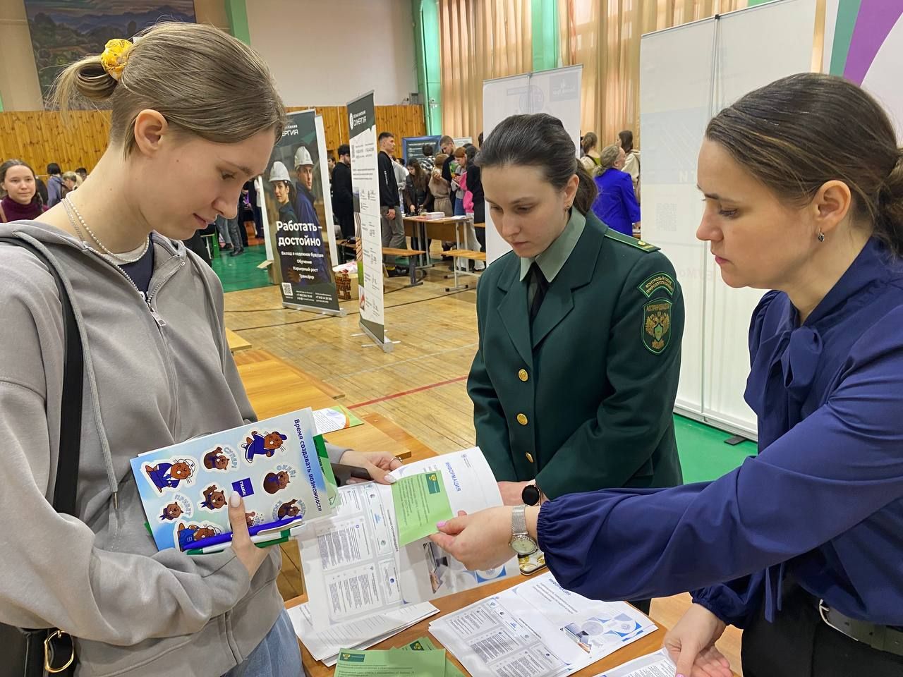 Сотрудники Уральского управления приняли участие в ярмарке вакансий УГЛТУ