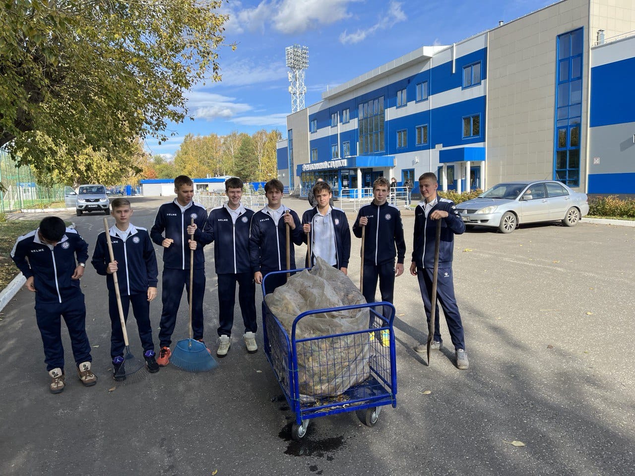 В Набережных Челнах сотрудники Росприроднадзора совместно юными футболистами провели субботник в поддержку IV сезона премии «Экология – дело каждого»