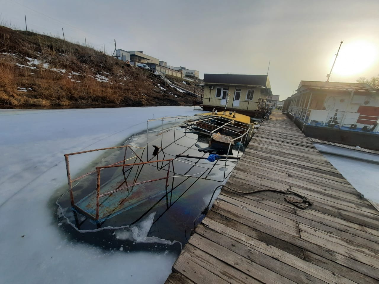 В Волгоградской области Росприроднадзором совместно с Волгоградской межрайонной природоохранной прокуратурой зафиксирован факт затопления судов в Волгоградском затоне р. Волга