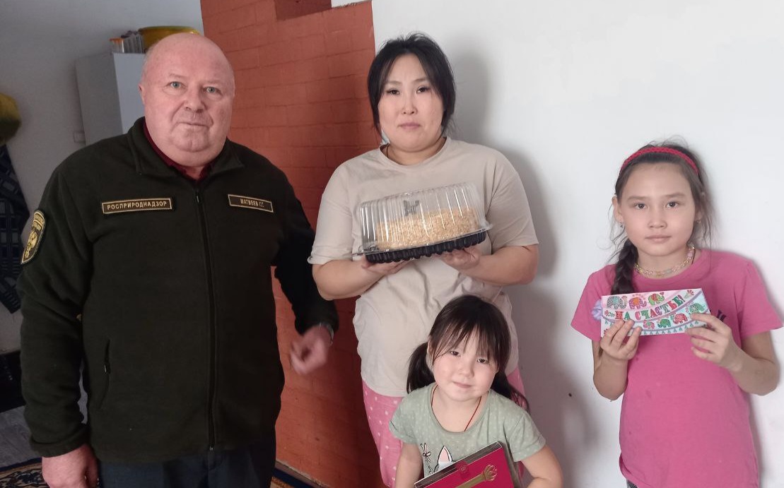 В Бурятии Забайкальский Росприроднадзор поздравил семью участника СВО в День защитника Отечества