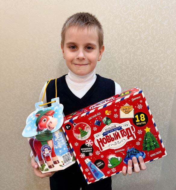 Сотрудники Черноморо-Азовского морского управления Росприроднадзора продолжают принимать активное участие в акции «Ёлка желаний»