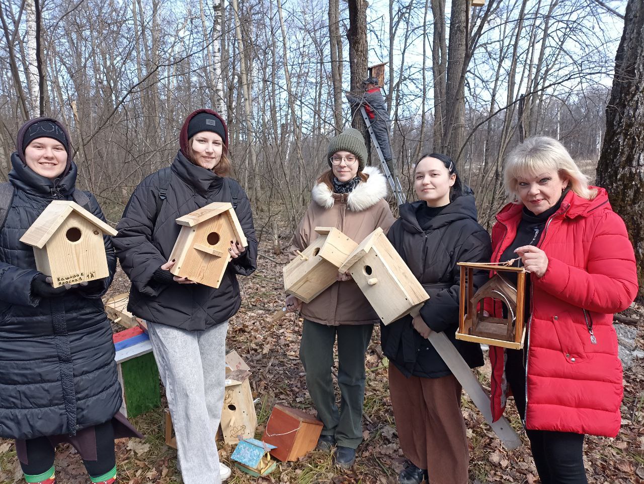 В Пензе общественный инспектор по охране окружающей среды организовал акцию по развешиванию скворечников