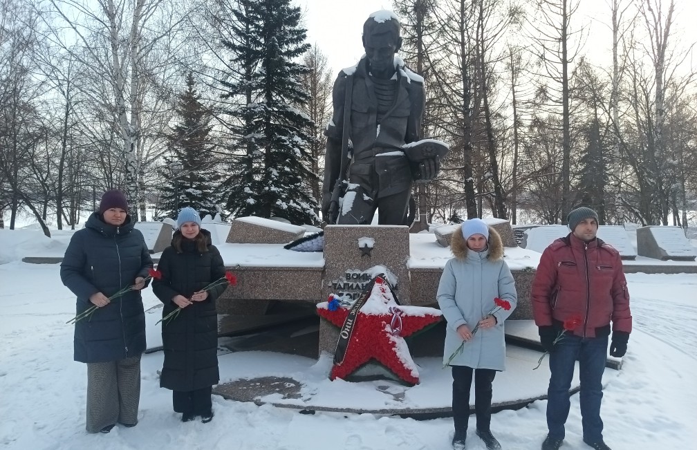Сотрудники Уральского Росприроднадзора возложили цветы к памятнику воинам-тагильчанам