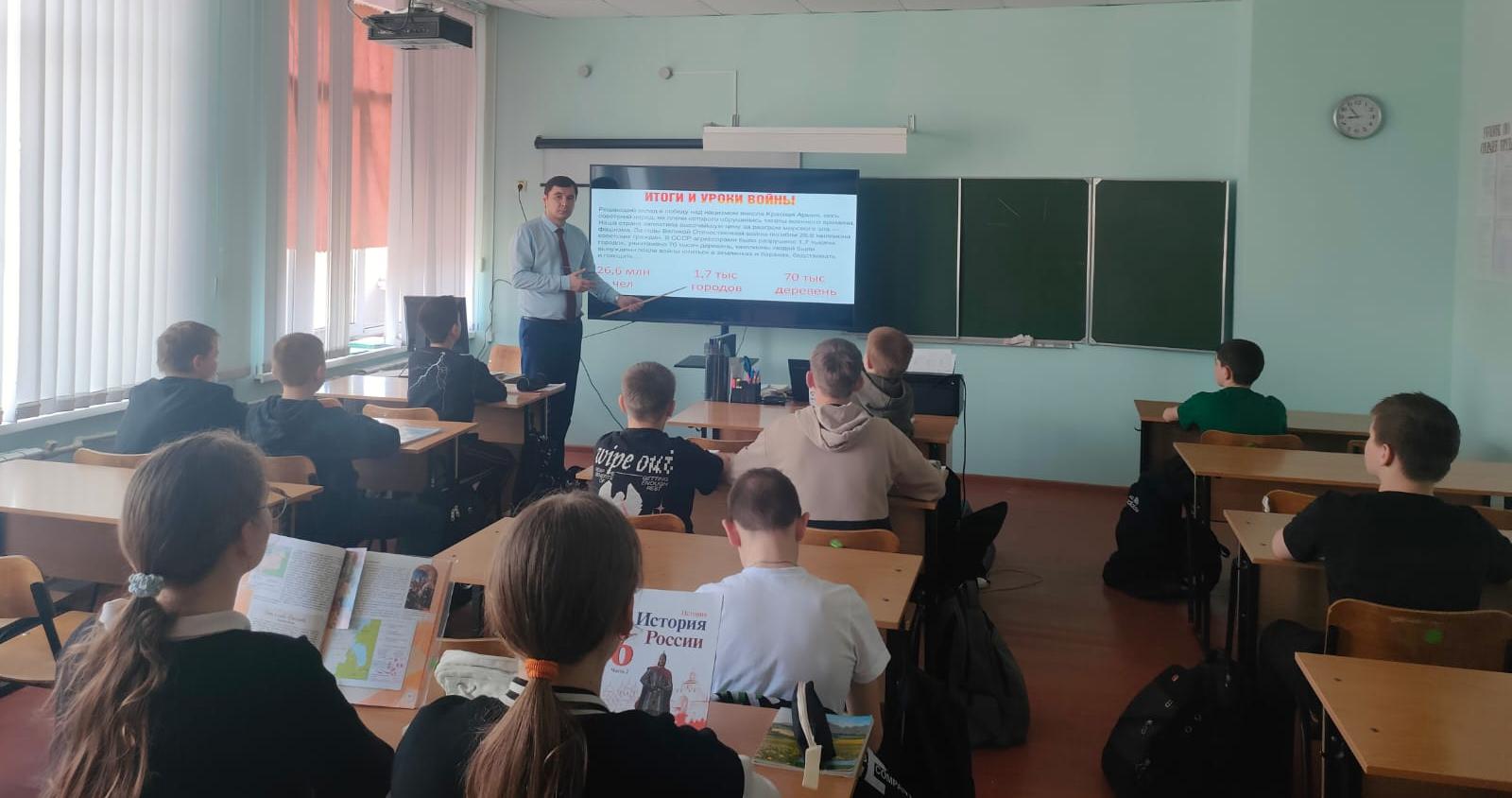 Общественный инспектор Росприроднадзора Андрей Боев провел урок, посвященный 80-летию Победы в Великой Отечественной войне, в школе с.Ольшанка Белгородской области