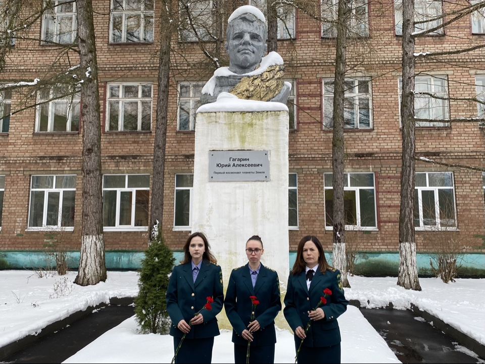 Сотрудники Верхне-Волжского управления возложили цветы к памятнику советскому космонавту Юрию Гагарину в Ярославле