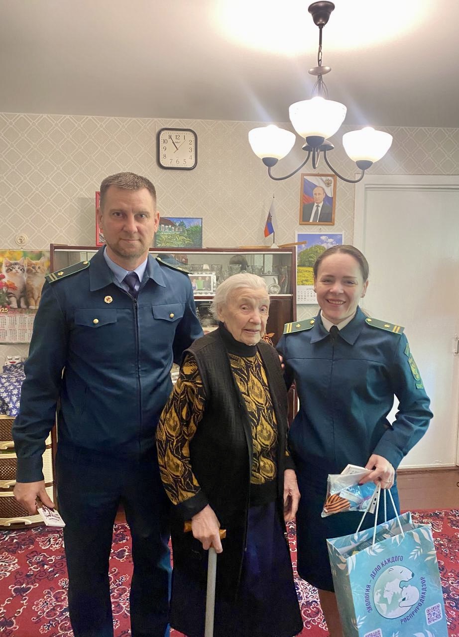 Сотрудники Приокского управления Росприроднадзора поздравили ветеранов Великой Отечественной войны и вручили им подарки