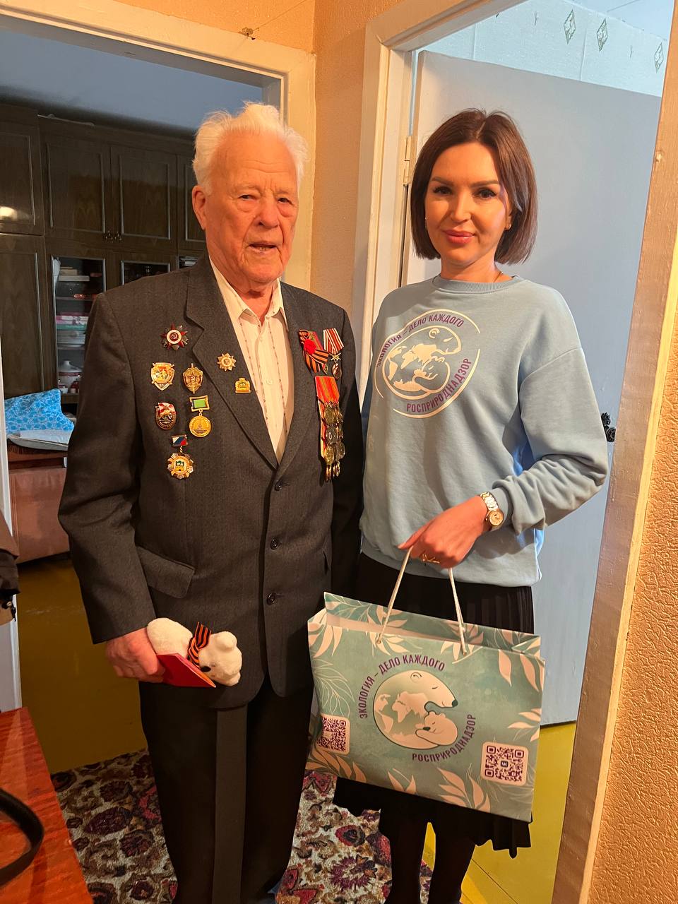 Уральское управление Росприроднадзора навестило ветерана Великой Отечественной войны в преддверии празднования 80-летия Дня Победы