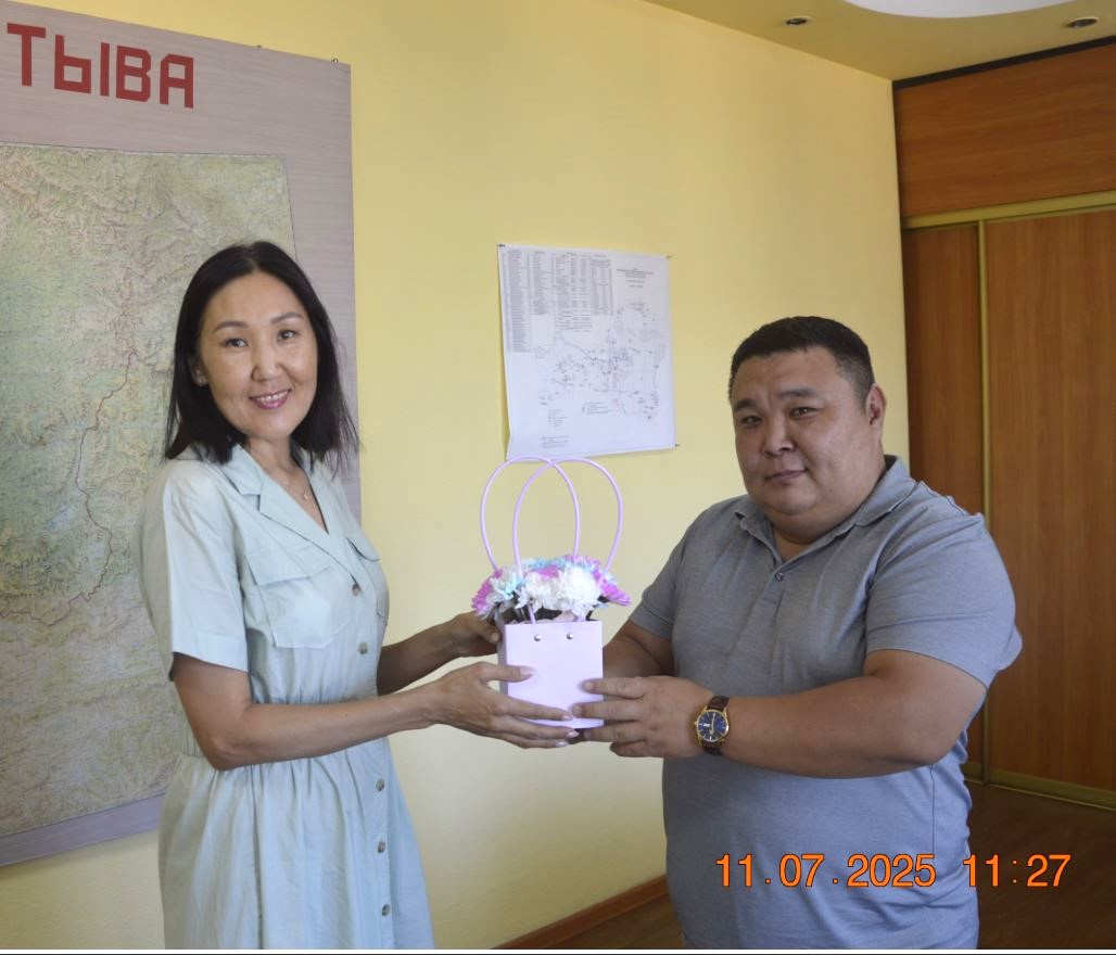 Коллектив Енисейского управления Росприроднадзора поздравил семью коллеги, прожившей в браке более 25 лет