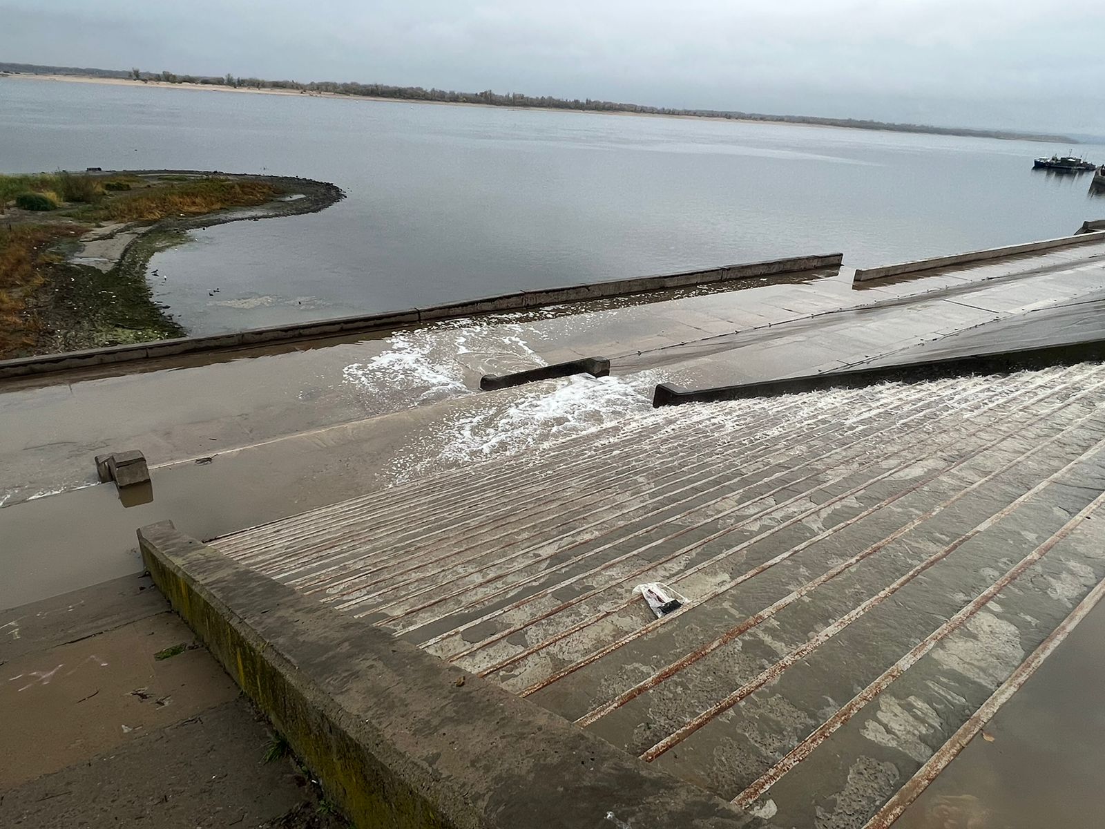 В Волгоградской области инспекторы Росприроднадзора принимают меры по факту прорыва канализационного коллектора в Ворошиловском районе г.Волгограда