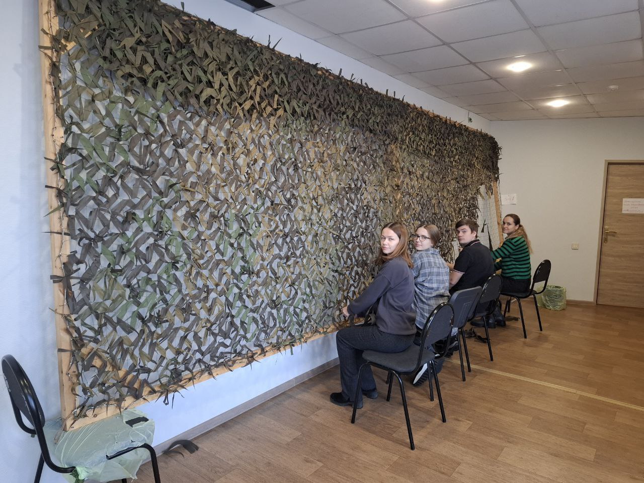 Сотрудники Енисейского управления Росприроднадзора приняли участие в плетении маскировочных сетей