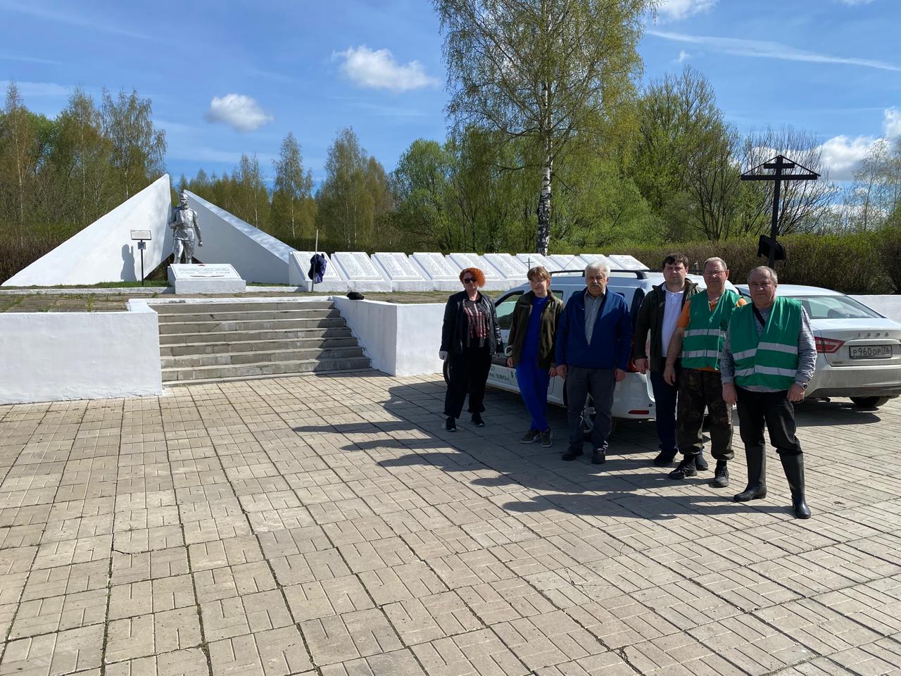 Сотрудники Верхне-Волжского управления Росприроднадзора провели субботник на месте памяти