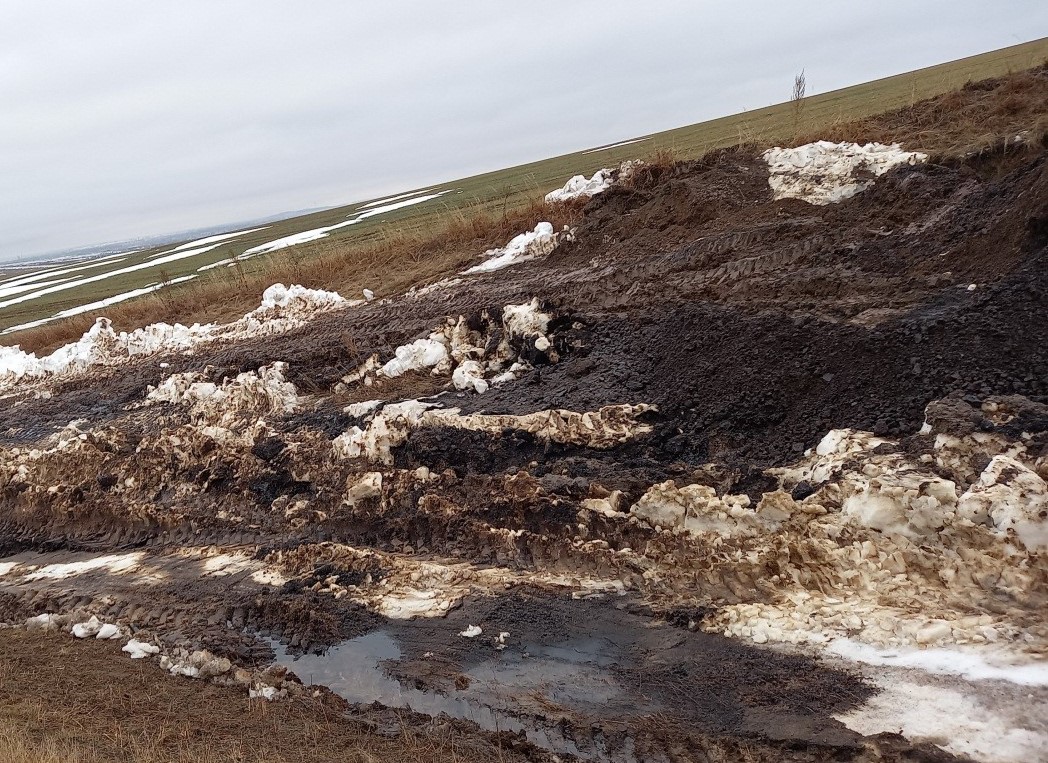В Азнакаевском районе Татарстана проводится ликвидация последствий разлива нефтепродуктов