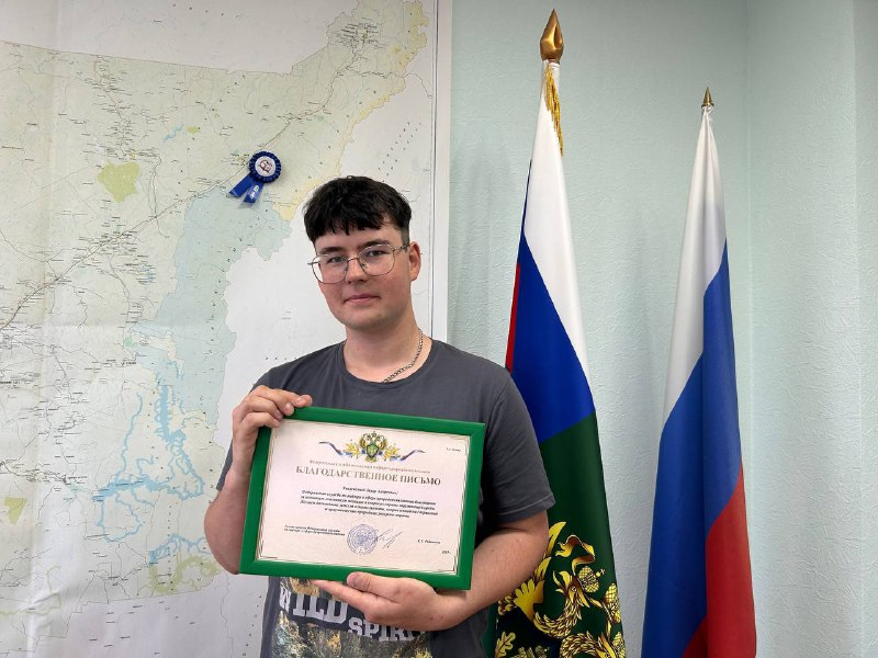 Светлана Радионова наградила волонтера из Республики Коми Захара Елина за спасение краснокнижной птицы