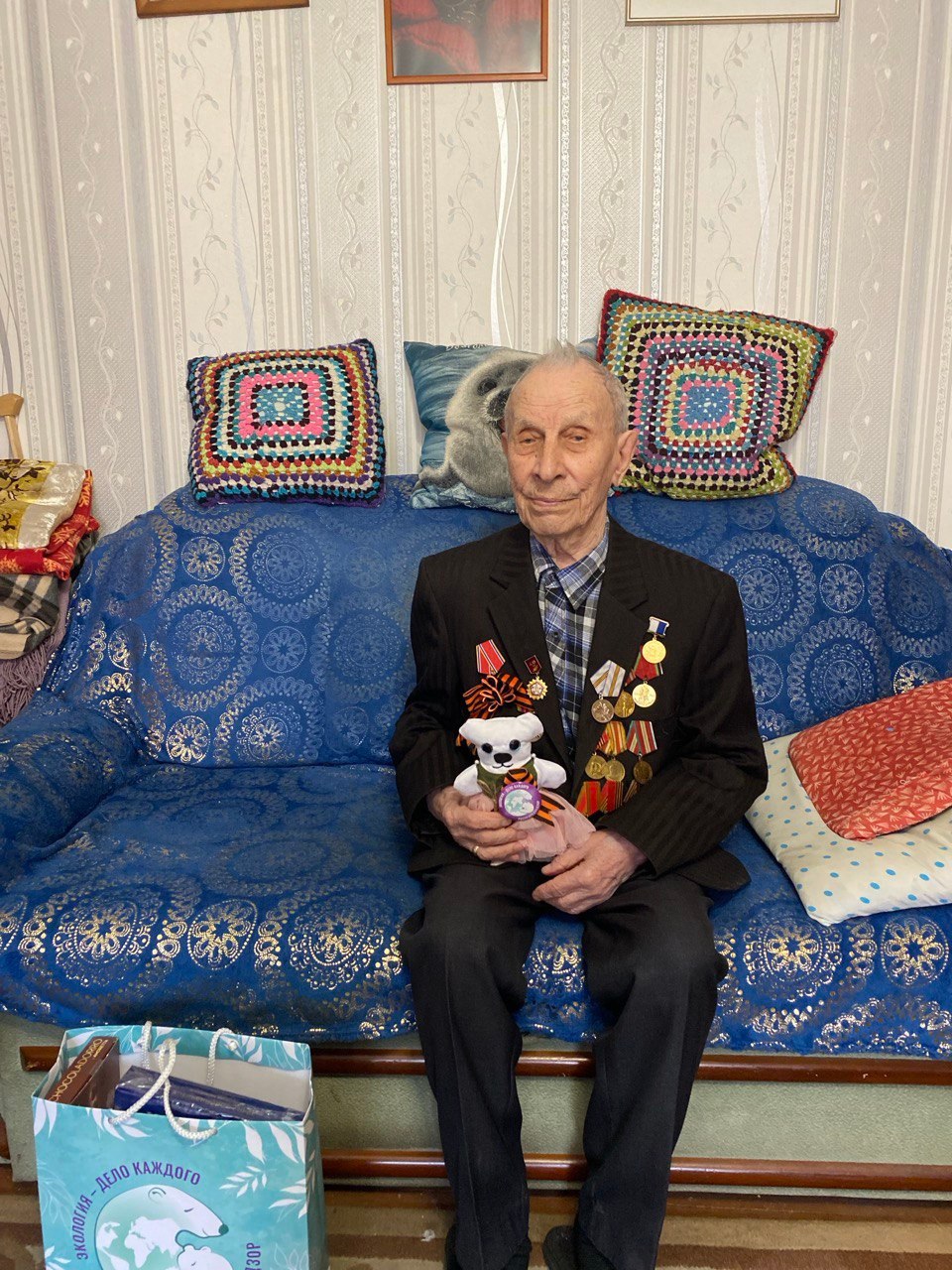 В Иркутске продолжаются вручения медвежат, сшитых в рамках акции «Игрушка ветерану» ветеранам Великой отечественной войны в Иркутске