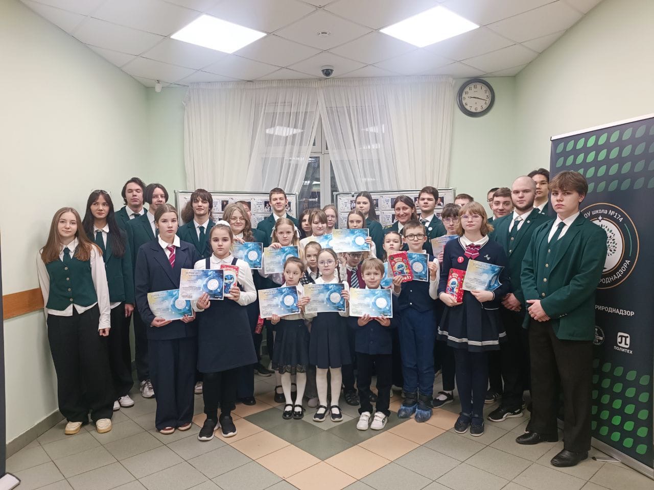 В школе №174 Центрального района Петербурга вручены подарки участникам акции Росприроднадзора «Экоёлка»