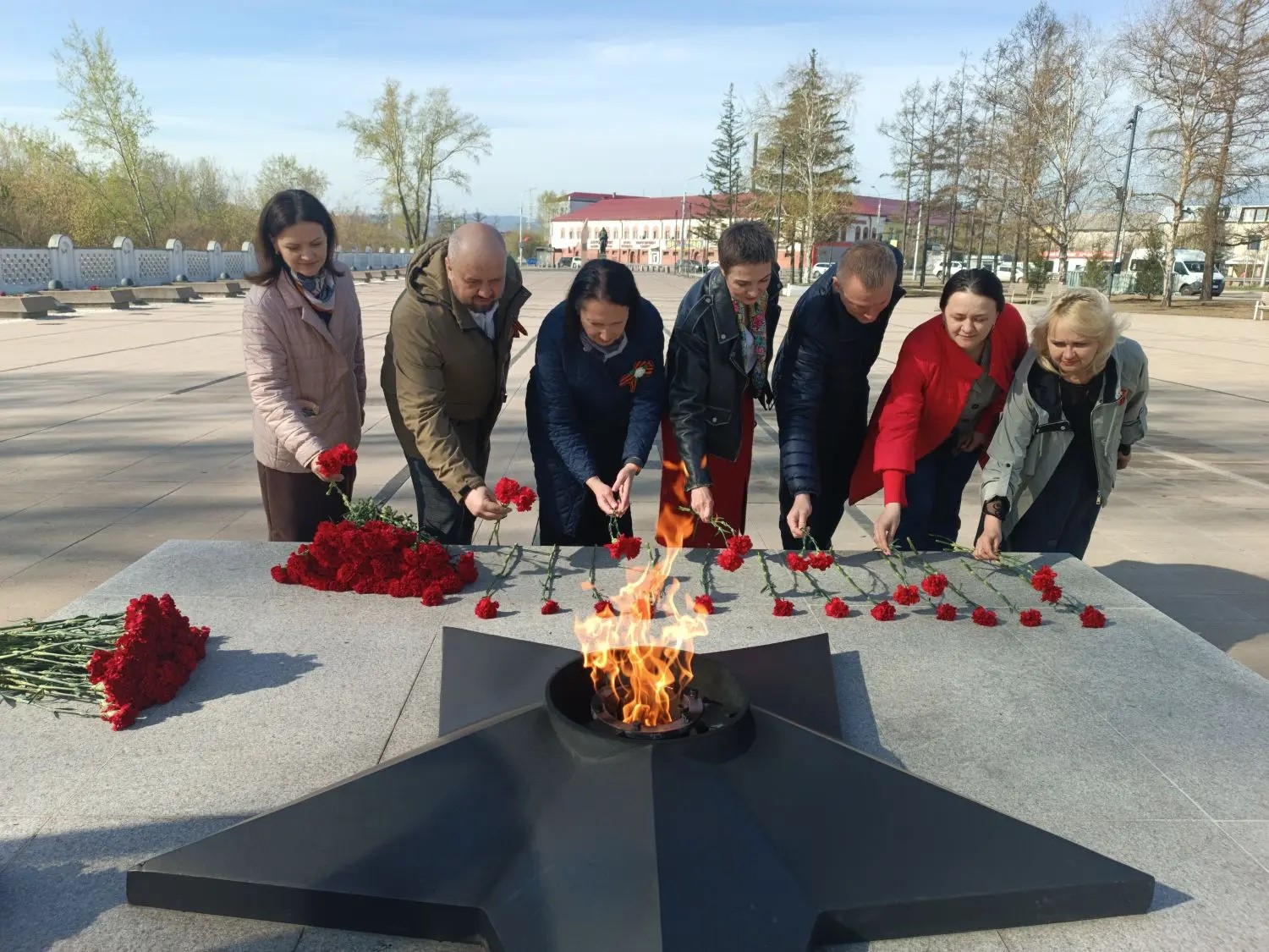 Сотрудники Енисейского управления Росприроднадзора возложили цветы к мемориальным памятникам и Вечному огню