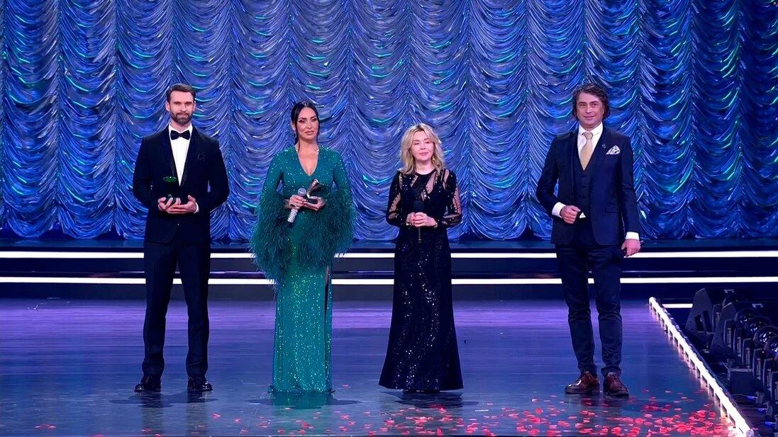 Светлана Радионова вручила эксклюзивную награду Зеленый граммофон певице Алсу