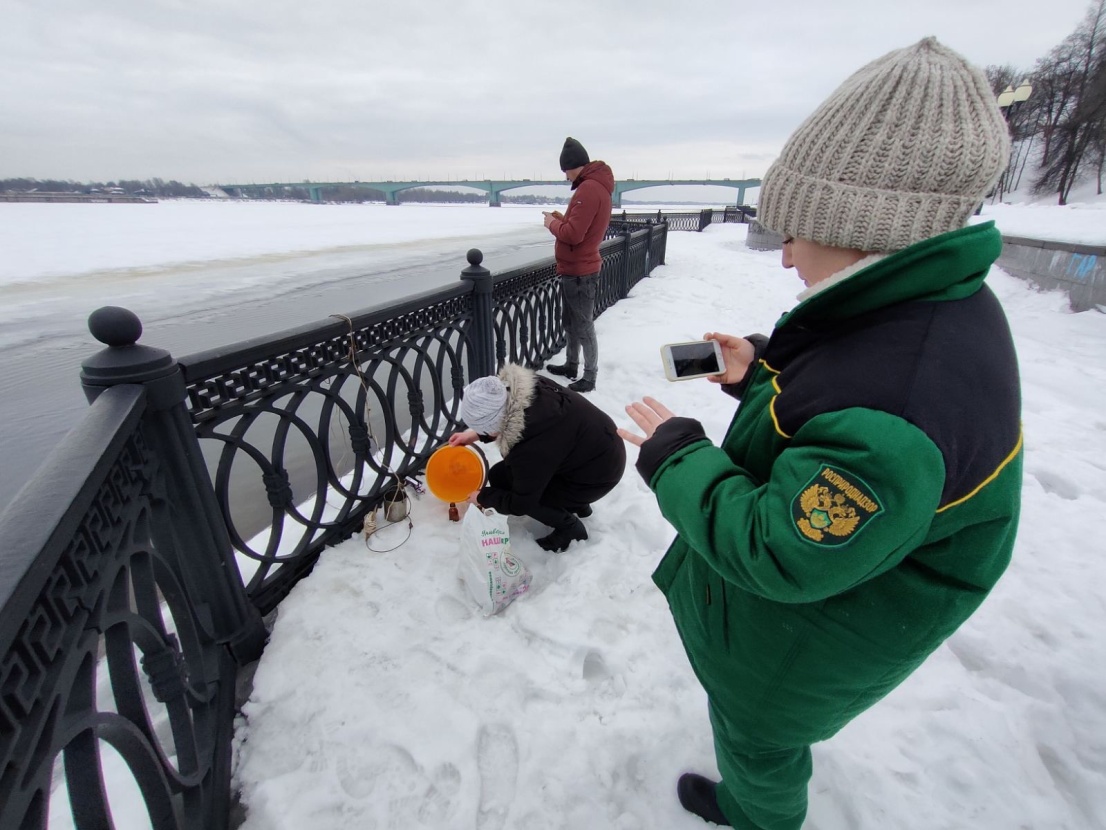 Инспекторы Росприроднадзора  устанавливают виновника сброса нефтепродуктов в р.Волга