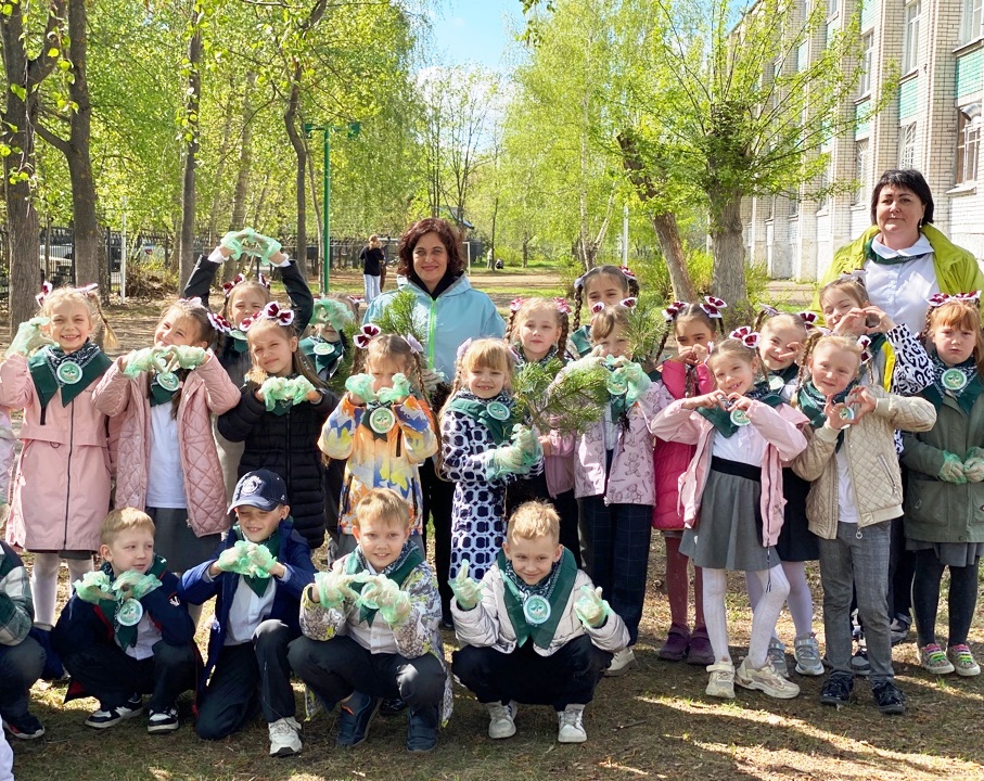 Сотрудники Росприроднадзора и лауреаты премии «Экология - дело каждого» высадили в Нижегородской области более семидесяти саженцев деревьев