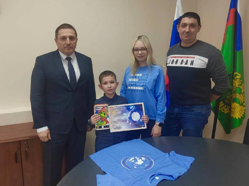 Руководитель Верхне-Волжского управления наградил участника «ЭкоЕлки»