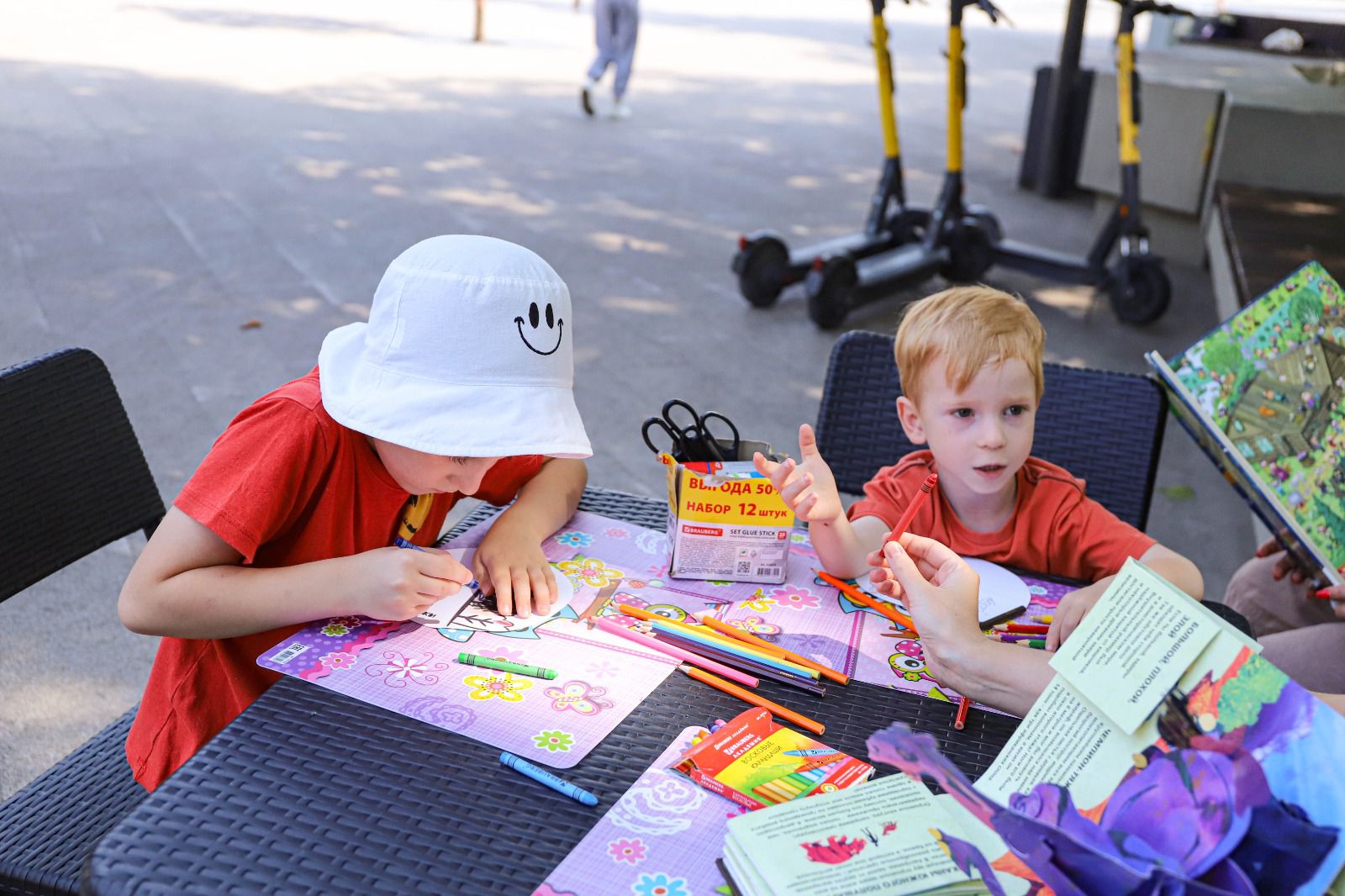 Сотрудники Росприроднадзора совместно с Воронежской областной детской библиотекой провели мероприятие, посвященное Дню государственного флага Российской Федерации