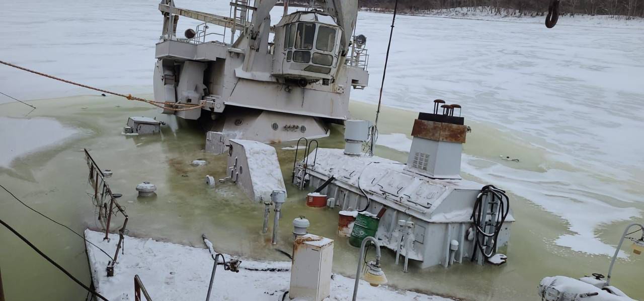 Управлением Росприроднадзора совместно с Волгоградской межрайонной природоохранной прокуратурой проводится проверка по факту затонувшего плавсредства в акватории Сарептского затона Красноармейского района г. Волгограда