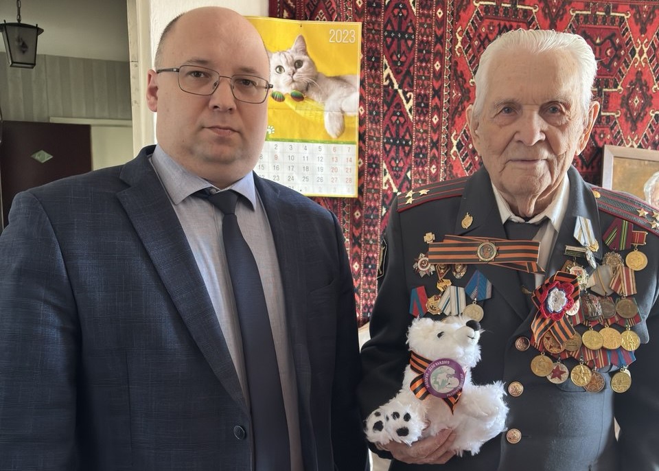 Передали поздравления с Днем Победы ветерану Сячину Николаю Максимовичу.