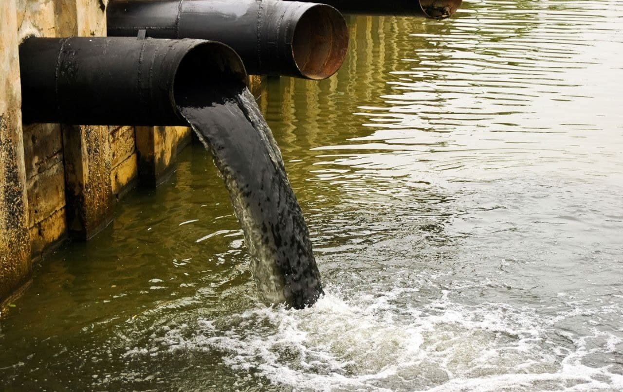 Русские стоки. Загрязнение воды. Сточные воды. Выброс отходов в реку.