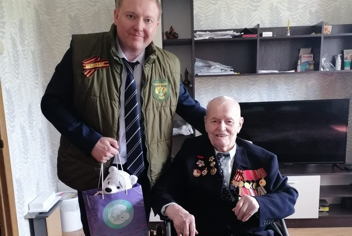 Сотрудники Росприроднадзора по г. Москве и Калужской поздравили с Днем Победы ветерана Великой Отечественной войны   