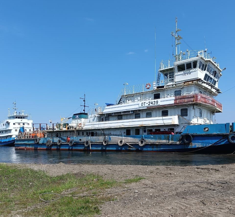 Аварийное судно в Казачинском районе Красноярского края транспортируют на берег.