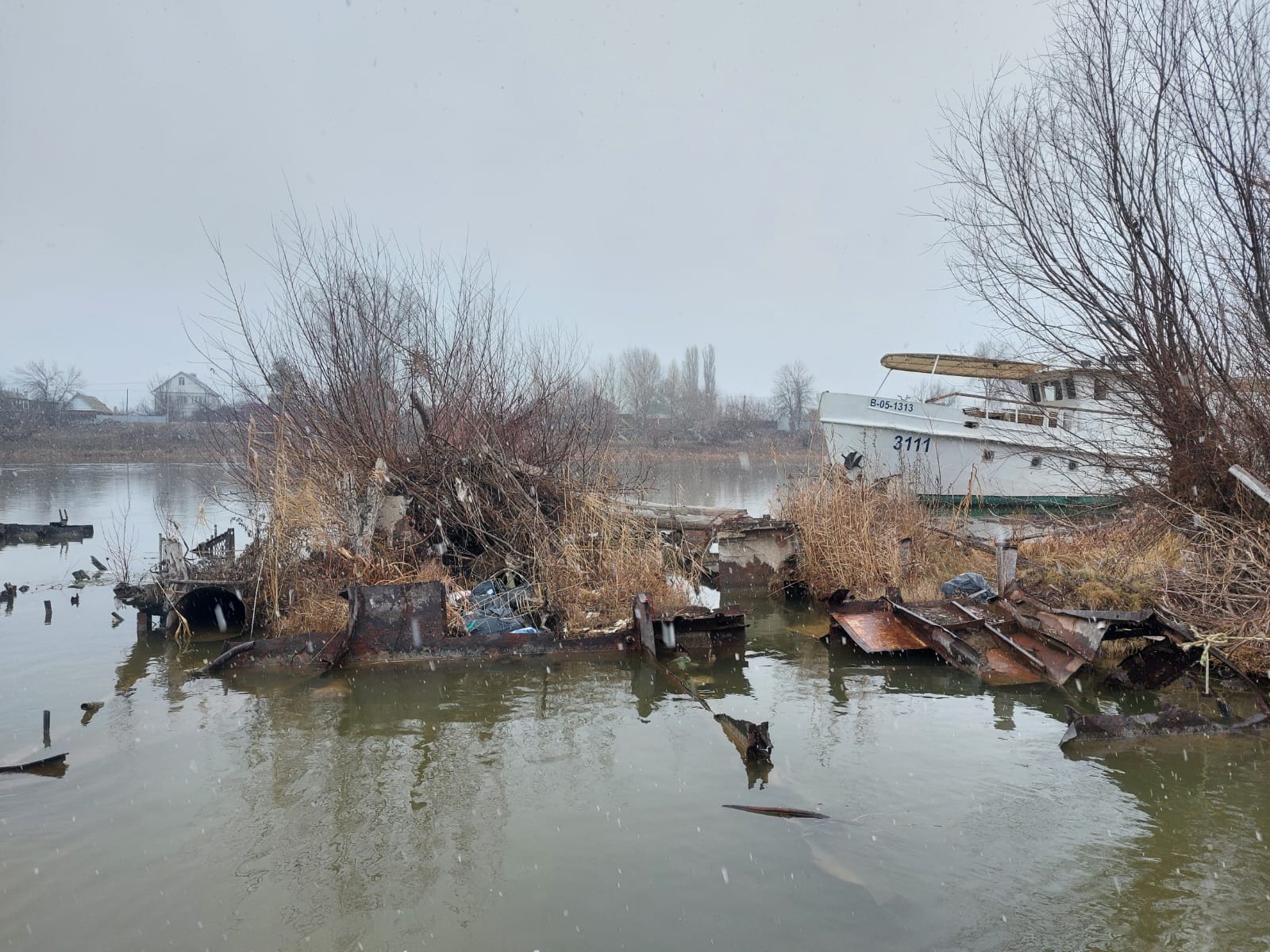 Росприроднадзором проведено выездное обследование по факту наличия затонувшего судна в акватории реки Прямая Болда