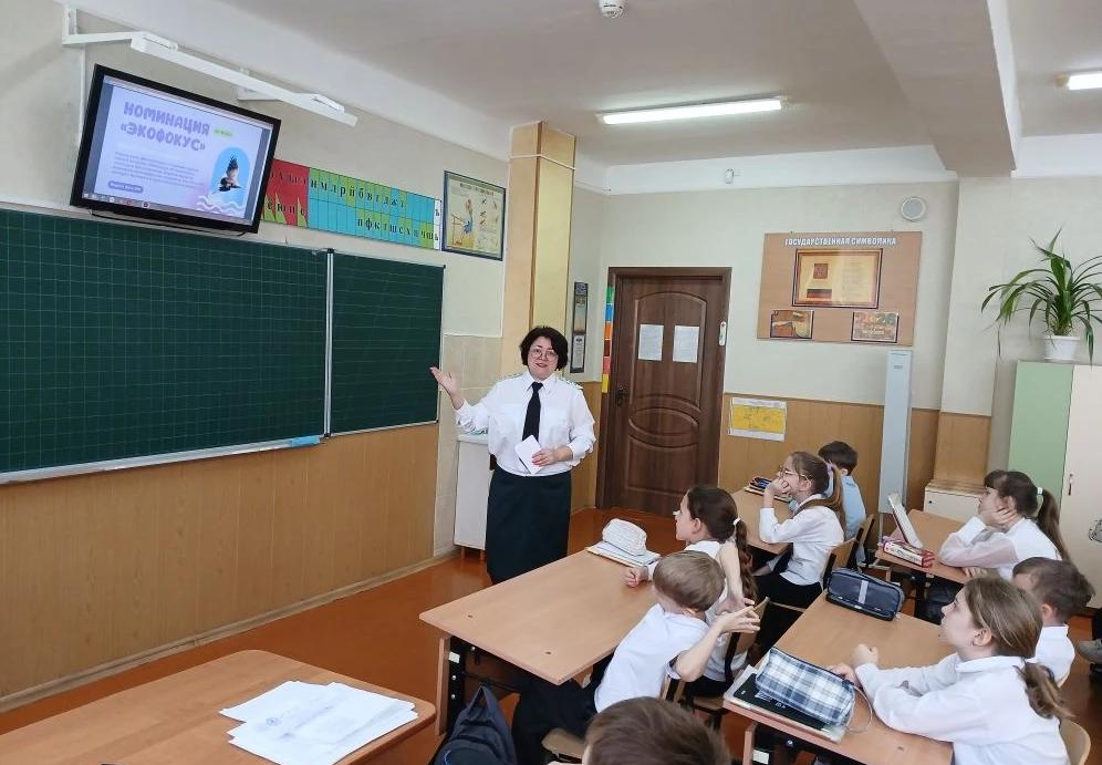 В Крыму специалисты Южного управления Росприроднадзора рассказали школьникам как спасти природу от опасных отходов
