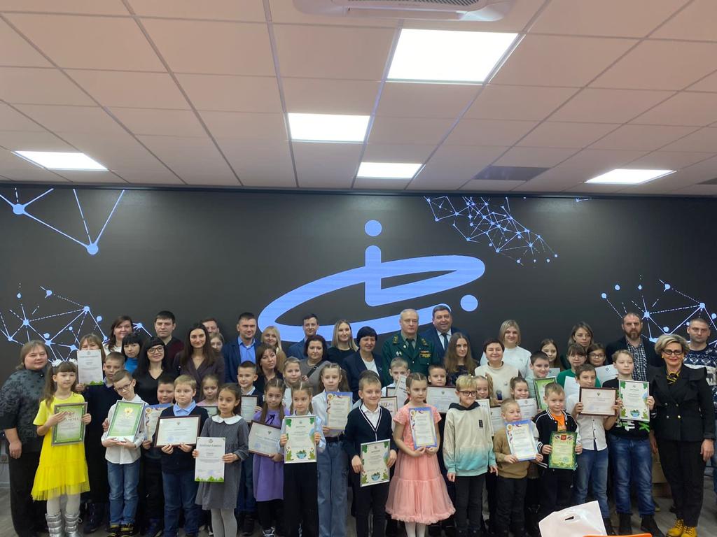 В Воронеже сотрудники Росприроднадзора наградили победителей конкурса рисунков в рамках партпроекта «Чистая страна» и рассказали о премии «Экология-дело каждого» 