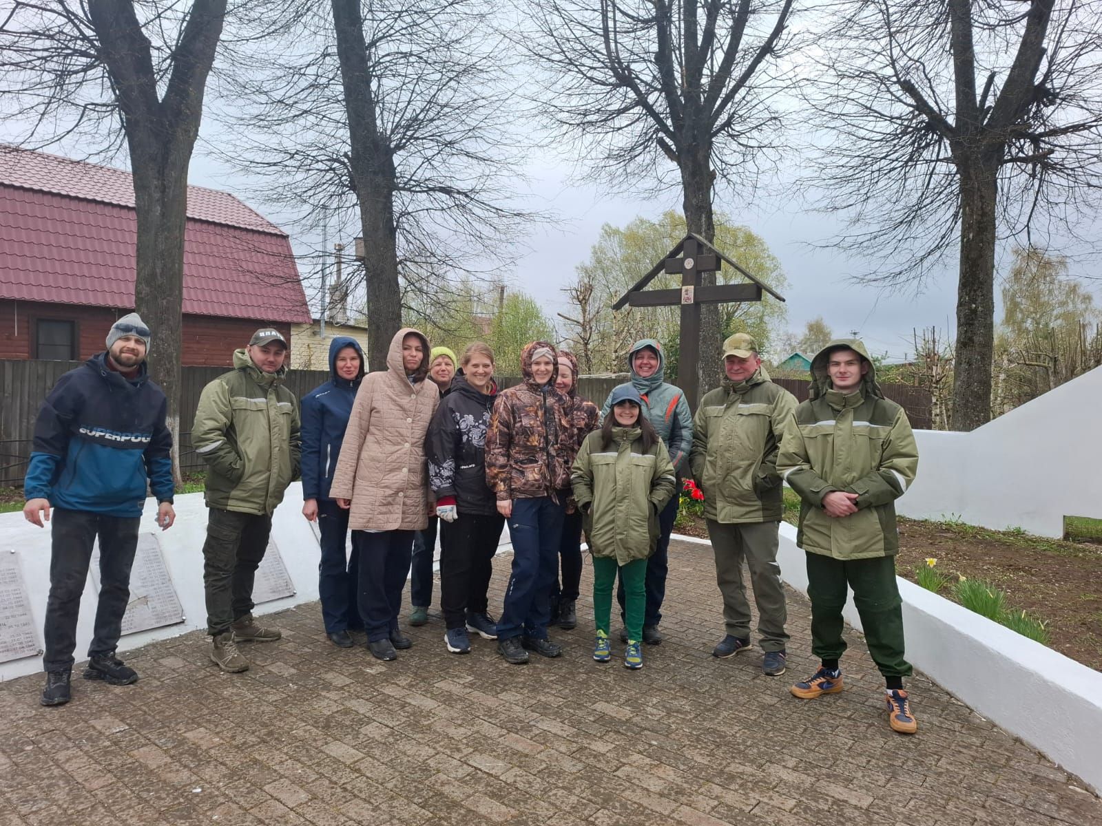 Сотрудники СЗМУ Росприроднадзора и ФГБУ «ЦЛАТИ по СЗФО» благоустроили мемориал советским воинам в п. Пролетарий Новгородской области