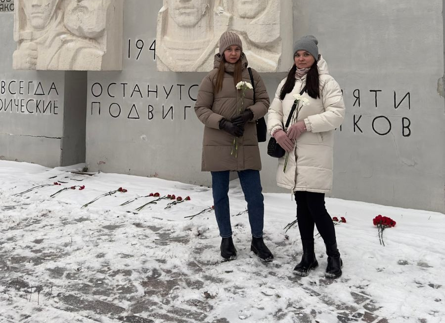 Сотрудники Северного управления Росприроднадзора в День Героев Отечества возложили цветы