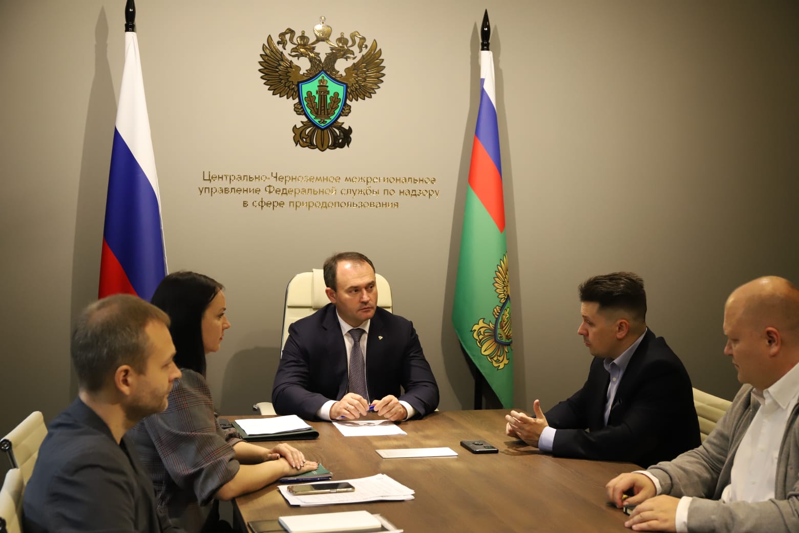 Руководитель Центрально-Черноземного управления Росприроднадзора Алексей Карякин провел рабочую встречу с директором ООО «Сингента Продакшн» Павлом Крестьяниновым 