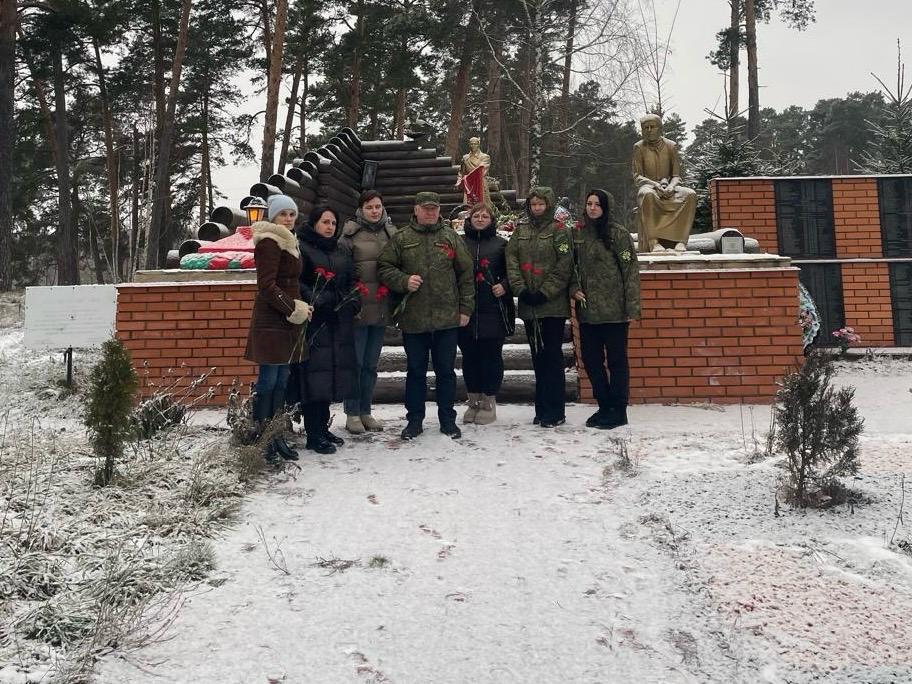 Сотрудники Росприроднадзора по г. Москве и Калужской области возложили цветы на братской могиле солдат Великой Отечественной войны